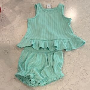 Old navy baby girl sleeveless ruffle top with matching bloomers